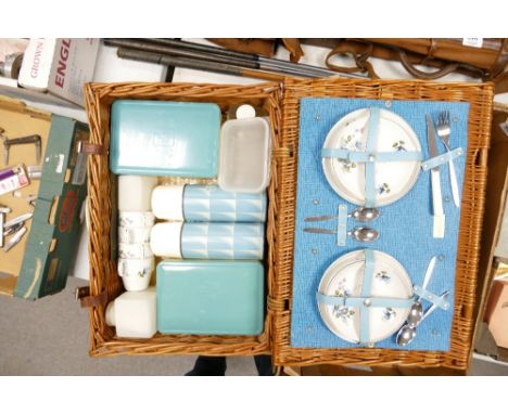 Vintage Wicker Cased Picnic Set: 