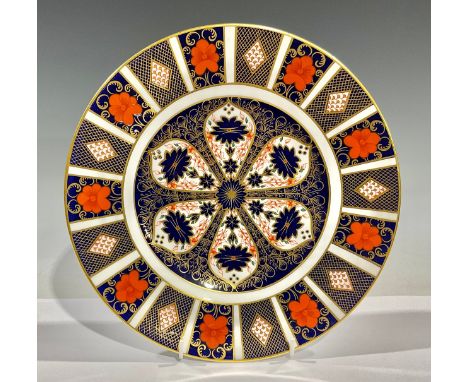 A Royal Crown Derby Imari 1128 dinner plate, first quality, 27cm diameter, printed mark 