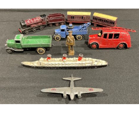 Toys &amp; Juvenalia - Dinky Toys 17 passenger train set, comprising four pieces, presented with lower cardboard box piece (f