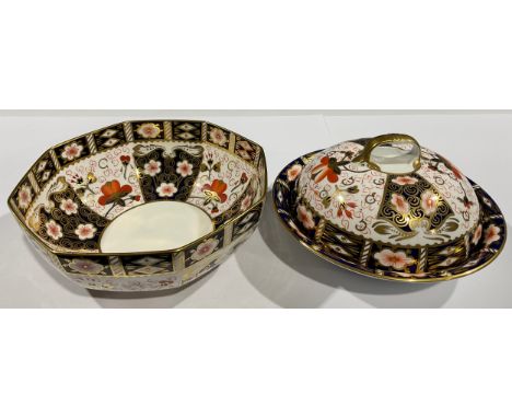 A Royal Crown Derby Imari 2451 pattern octagonal bowl, 21cm diameter, first quality, printed mark, year code for 1983; a Roya