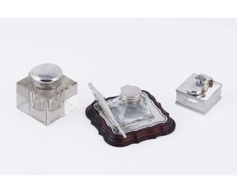 A Georgian silver travelling inkwell, maker’s mark indistinct, London 1813, with engraved crest of horse and cross keys, 5cms