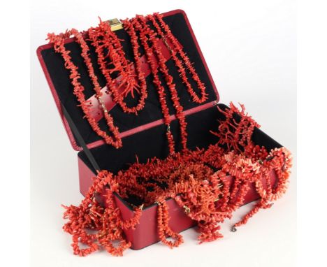 25 Korallenketten und ein Korallenarmband, coral necklaces and bracelet lot,teils Vintage, Wildkorallen, Gesamtgewicht 885 Gr