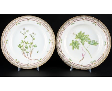Royal Copenhagen Flora Danica 2 Speiseteller 3549, dinner plates 1st choice,  Porzellan 1.Wahl, Dänemark, am Boden mit grüner