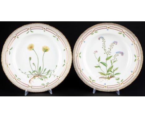 Royal Copenhagen Flora Danica 2 Speiseteller 3549, dinner plates 1st choice,  Porzellan, Dänemark, am Boden mit grüner Firmen