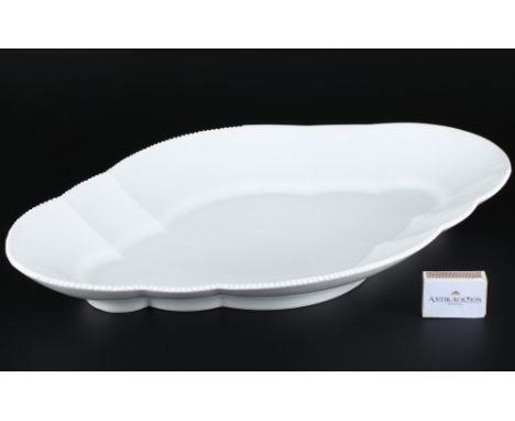 Royal Copenhagen Gerippt Weiß riesige Prunkplatte "49cm", large platter,Porzellan, Dänemark, am Boden mit grüner Firmenmarke 