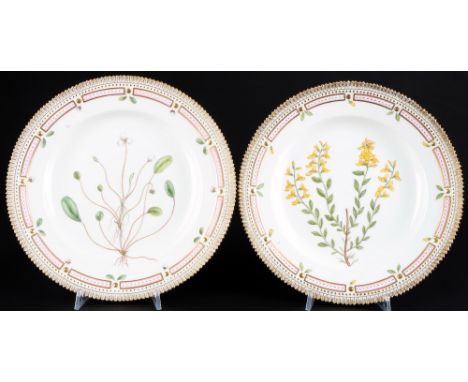 Royal Copenhagen Flora Danica 2 Speiseteller 3549, dinner plates 1st choice,  Porzellan, Dänemark, am Boden mit grüner Firmen