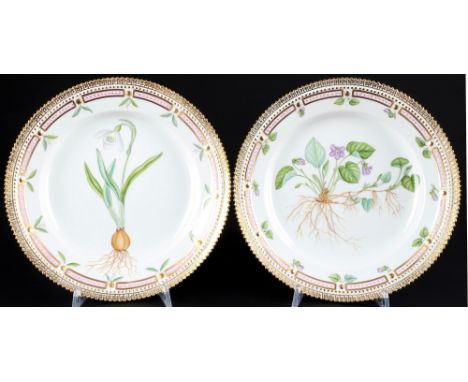 Royal Copenhagen Flora Danica 2 Lunch Teller 3550, dinner lunch plates 1st choice, Porzellan, Dänemark, am Boden mit grüner F