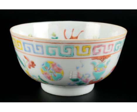 China Reisschale mit Kois Qing-Dynastie, chinese ceramic bowl,Porzellan, China, wohl Qing-Dynastie, am Boden mit Siegelmarke,