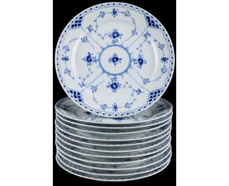 Royal Copenhagen Musselmalet 12 Speiseteller, dining plates,Porzellan, Dänemark, Dekor Musselmalet Halbspitze, am Boden mit g