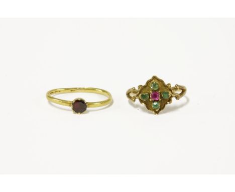 An early Victorian gold ruby and emerald ring,  and a gold single stone garnet ring, ruby 2.04g garnet 1.53g