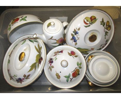 Quantity of Royal Worcester Evesham fruit decorated dinnerware, blue and white tureen and cover, two Royal Opal blue and whit