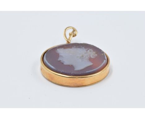 19th Century circular hardstone portrait cameo pendant, 25mm diameter, gross weight 5.3g 
