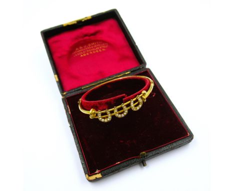 Edwardian gold triple horseshoe bangle set seed pearls (at fault), 7g 