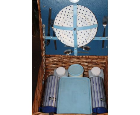 A VINTAGE CASED BREXTON PICNIC HAMPER SET 