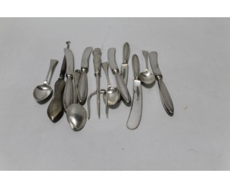 A QUANTITY OF HALLMARKED SILVER AND WHITE METAL ITEMS TO INCLUDE A BUTTON HOOK, BUTTER KNIFE, ETC 