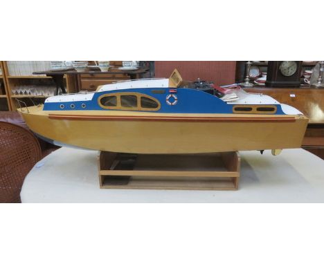 LARGE SCALE REMOTE CONTROL WOODEN CABIN CRUISER, WITH ELECTRIC MOTOR AND HAND CONTROL