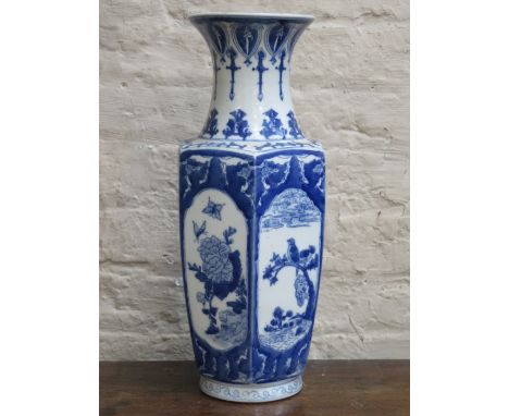 ORIENTAL STYLE BLUE AND WHITE GLAZED CERAMIC VASE, APPROXIMATELY 45cm HIGH 