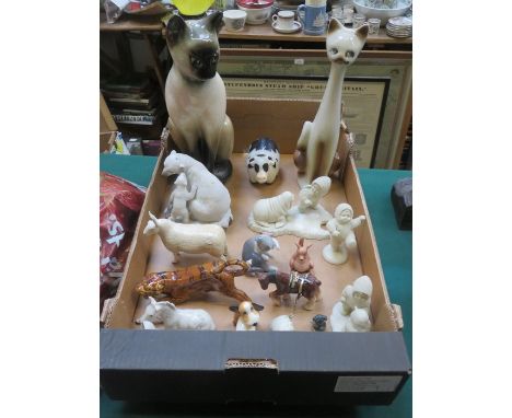 MIXED LOT OF VARIOUS CERAMIC ANIMAL FIGURES INCLUDING LLADRO, HAIL FINE ARTS, ETC. 