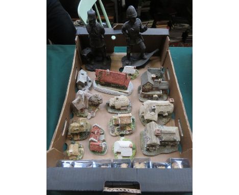 SUNDRY LOT INCLUDING VARIOUS MODEL COTTAGES AND TWO SOLDIERS 