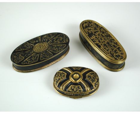 A 17th/18th century Sawasa ware snuff box, the oval lid with eight panels of deer, birds and flowers in relief radiating abou