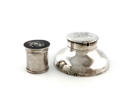 λAn Edwardian silver capstan inkwell, by Saunders and Shepherd, Chester 1907, circular form, the hinged cover with a screw-of
