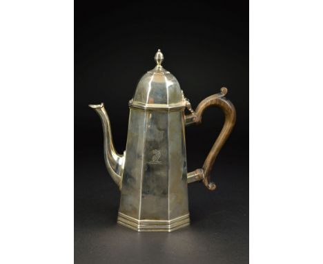 A LATE VICTORIAN SILVER OCTAGONAL COFFEE POT, the domed cover with urn shaped finial, 'S' scroll ebonised handle, engraved cr