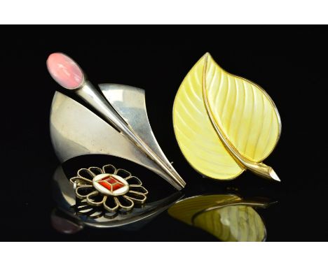 THREE ITEMS OF SCANDINAVIAN DESIGNER JEWELLERY, to include a yellow leaf brooch by Bernard Meldahl, a stylised flower brooch 