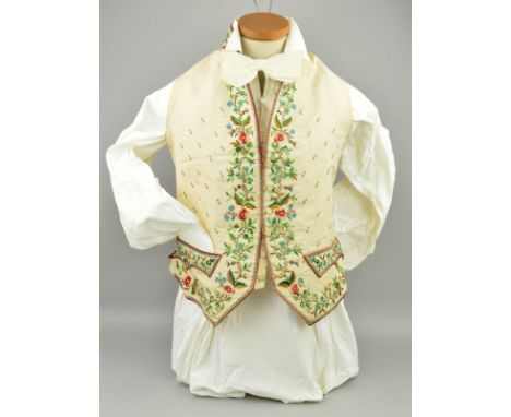 AN 18TH CENTURY IVORY SILK AND FLORAL EMBROIDERED GENTLEMAN'S WAISTCOAT, pockets with faux flaps, six silk covered plain butt