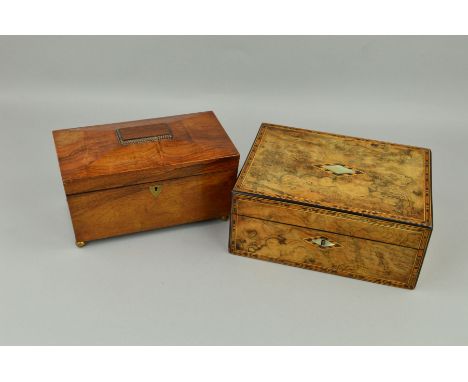 AN EARLY 19TH CENTURY ROSEWOOD TEA CADDY, of sarcophagus form, brass shield escutcheon, the interior fitted with two covered 