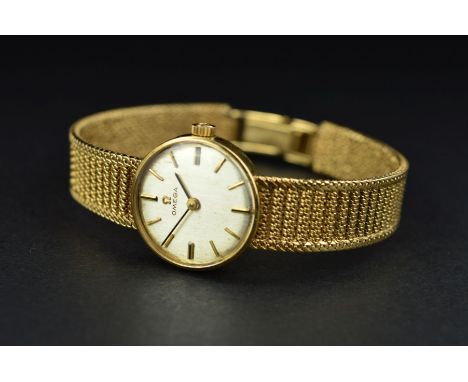 A MID TO LATE 20TH CENTURY 9CT GOLD LADIES OMEGA WRISTWATCH, round dial measuring approximately 19mm in diameter, silvered di