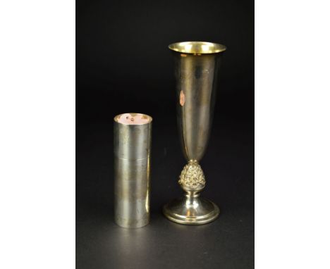 AN ELIZABETH II SILVER CYLINDRICAL BOX AND COVER, the pull off cover set with a carved pink hardstone flower head, yellow met