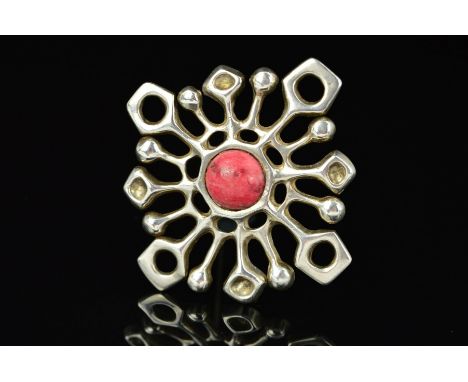 A NORWEGIAN ENAMEL BROOCH/PENDANT BY UNN TANGERUD FOR DAVID ANDERSEN, of stylised snowflake design set with a central circula