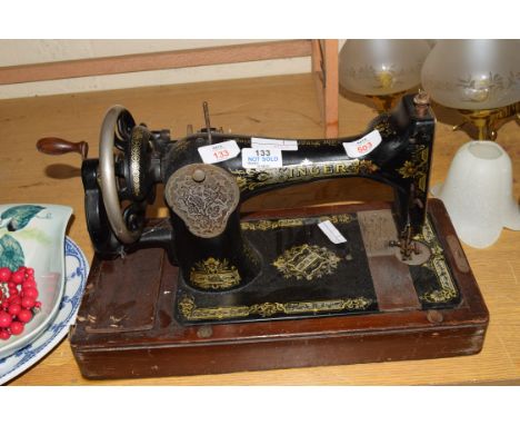 VINTAGE SINGER HAND CRANKED SEWING MACHINE