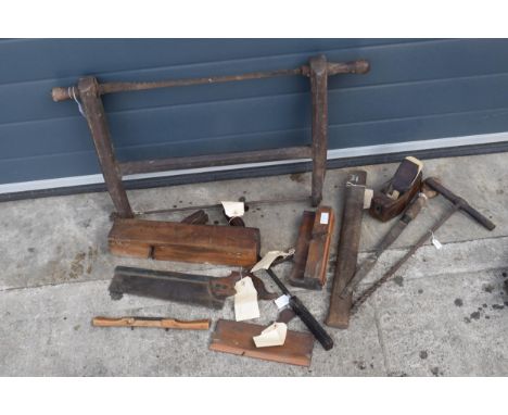 A collection of vintage wooden tools to include a badger plane, a moulding plane, a screwdriver, a tenon saw and others (Qty)