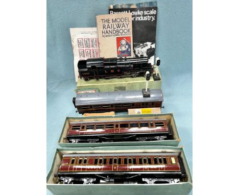 BASSETT-LOWKE CLOCKWORK O GAUGE LOCOMOTIVE MODEL AND TWO LIGHT SIGNALS PLUS THREE COACHES

 