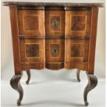Kommode Barock Nussbaumfurnier mit Furnierschäden, tlw ergänzt