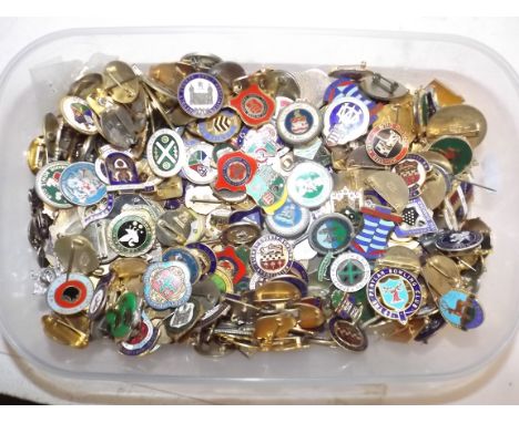 Approximately 500 bowling badges including earlier enamel through to acrylic examples.