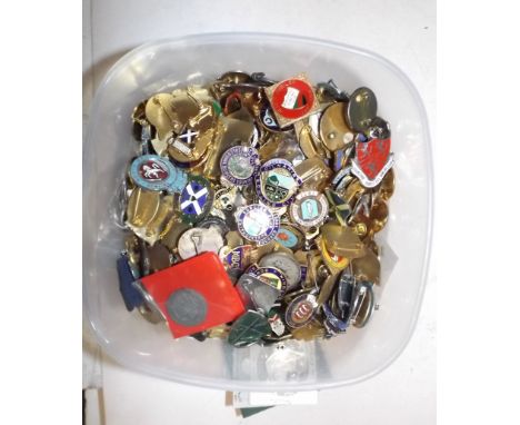 Approximately 500 bowling badges including earlier enamel through to acrylic examples.