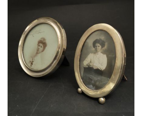 A circular silver picture frame and oval picture frame with images of ladies (2), Chester 1904 & Birmingham 1919 