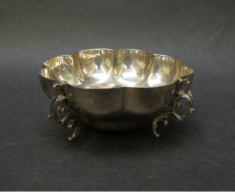 A silver petal form bowl on four scroll feet, London 1903, 115g