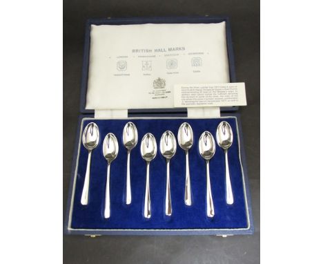 A set of eight Mappin & Webb silver teaspoons in case, Queens Silver Jubilee 1952-1977, London, Birmingham, Sheffield and Edi