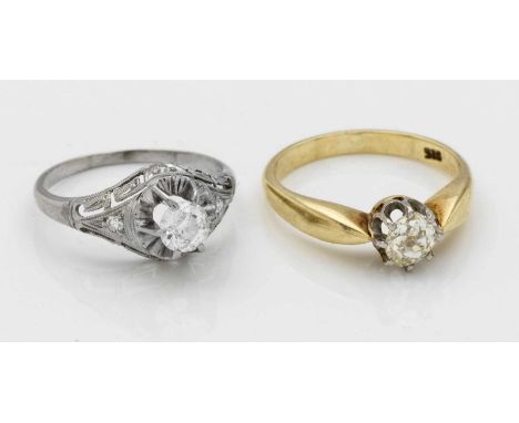   Zwei Diamantringe aus den 40er Jahren  Zwei Diamantringe aus den 40er Jahren   Gelb- und Weißgold, gest. 585/750. Zentral b
