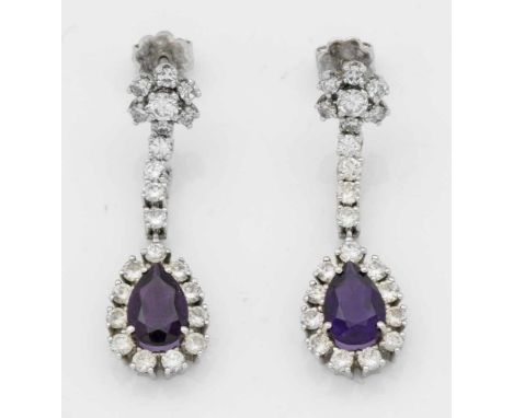   Paar elegante Amethyst-Ohrgehänge  Paar elegante Amethyst-Ohrgehänge   Weißgold, gest. 585. Schauseitig besetzt mit jeweils