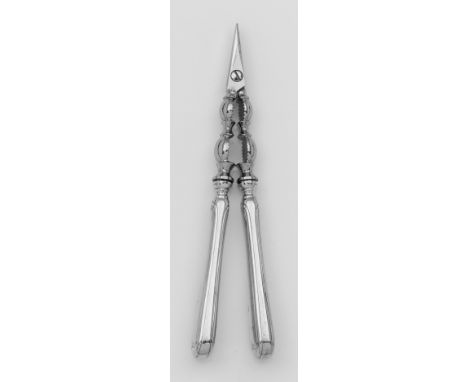   Nussknacker  Nussknacker   Silber und Edelstahl. Flacher, randprofilierter Griff. Modell Augsburger Faden. Minim. Gebrauchs
