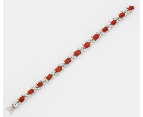   Feines Korallen-Armband  Feines Korallen-Armband   Weißgold, gest. 585. Linear besetzt mit hellroten Korallen im Cabochonsc