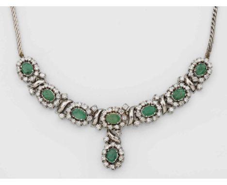   Repräsentatives Smaragd-Collier  Repräsentatives Smaragd-Collier   Weißgold, gest. 585. Schauseitig besetzt mit hellgrünen 