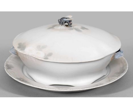   Jugendstil-Zierdeckelterrine  Jugendstil-Zierdeckelterrine   Runde Form. Vollplastisch gestaltete Griffe und Deckelknauf al