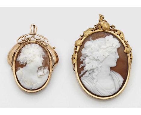   Zwei Belle Epoque-Muschelkameen  Zwei Belle Epoque-Muschelkameen   Deutsch. Um 1870. 14 ct./9 ct.; Goldmontierung. Fein ges