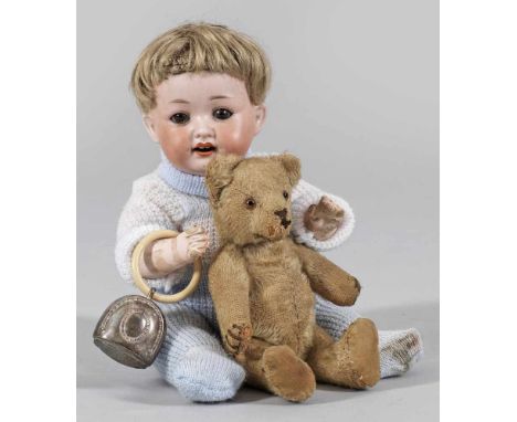   Charakterpuppe von Ernst Heubach mit Teddybär  Charakterpuppe von Ernst Heubach mit Teddybär   Biskuitporzellan-Kurbelkopf 