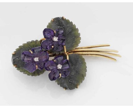   Veilchen-Brosche  Veilchen-Brosche   Gelbgold, gest. 750. Plastisch gestaltetes Veilchenbukett aus Amethysten, Jade und kle